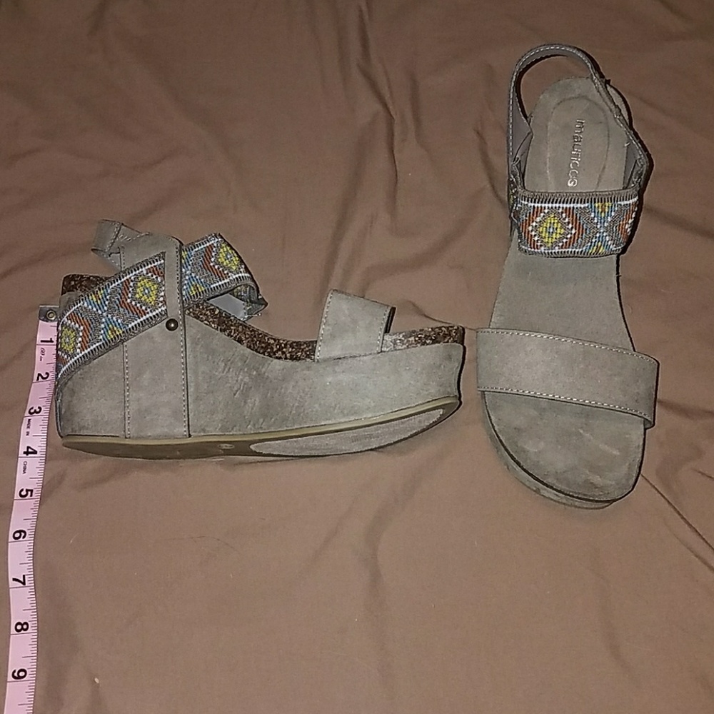 NWOT Super cute platform sandals